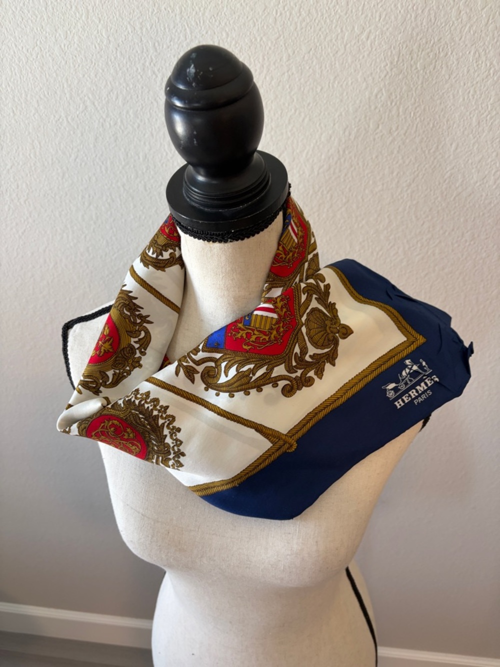 🇫🇷Hermès Carré 90 Les Armes de Paris Silk Scarf 34” Vintage Multi ❤️ - Picture 4 of 14